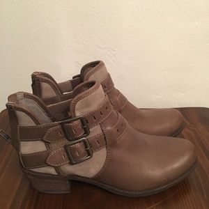 UGG Patsy ankle booty in “primer”